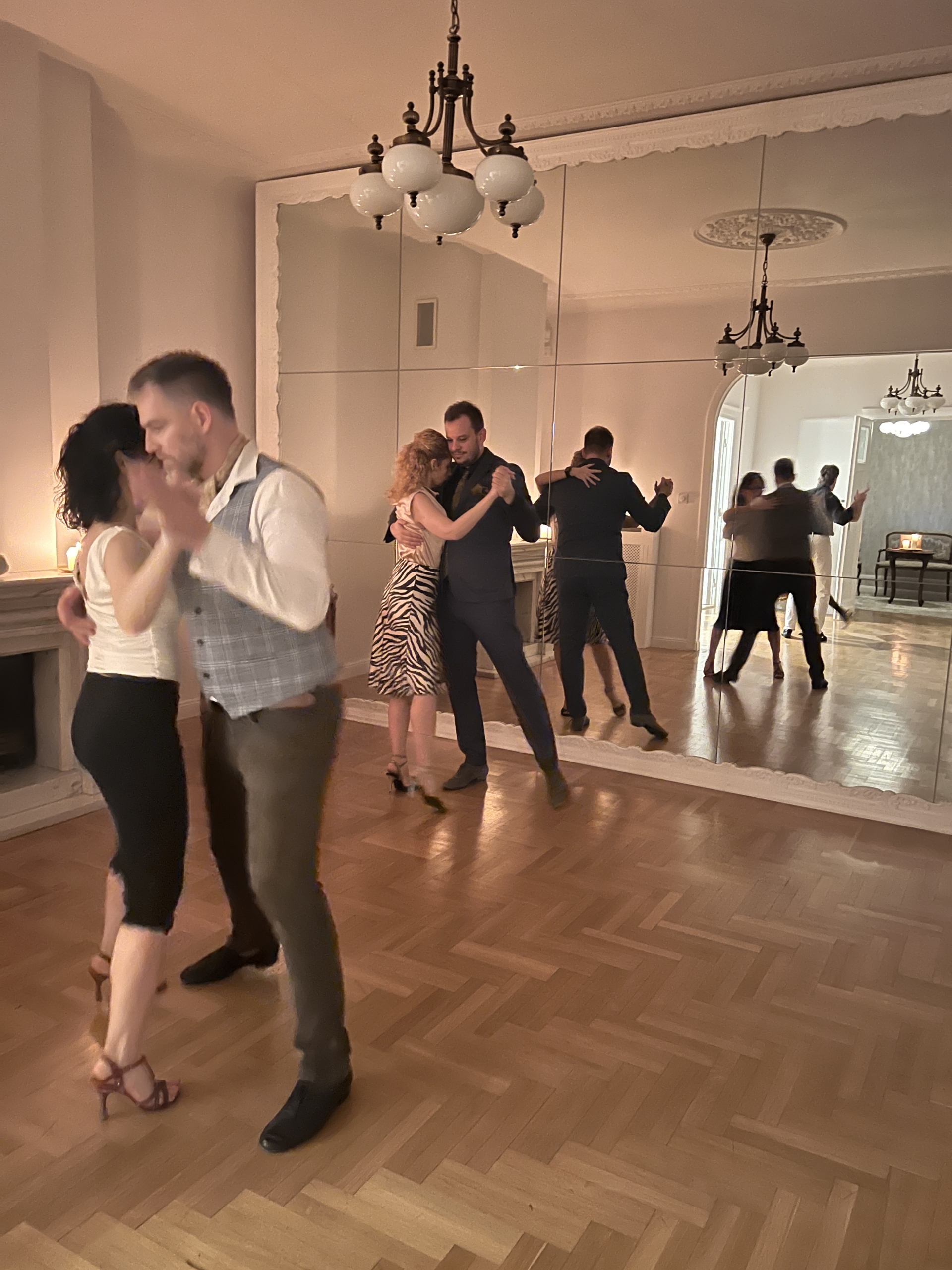 Tangó táncest, milonga